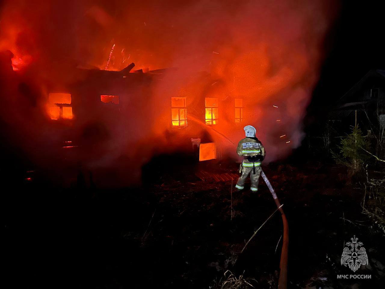 Пожар в жилом доме. В деревне Новая Горка Лесного МО огнеборцы 37 ПСЧ ликвидировали возгорание дома