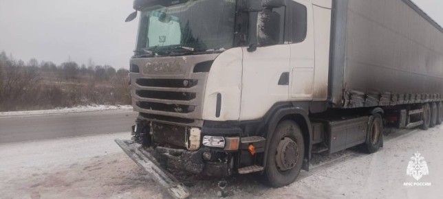 Специалисты 46 ПСЧ ликвидировали последствия ДТП в районе деревни Соколово Рамешковского МО, где произошло столкновение грузового автомобиля и трактора