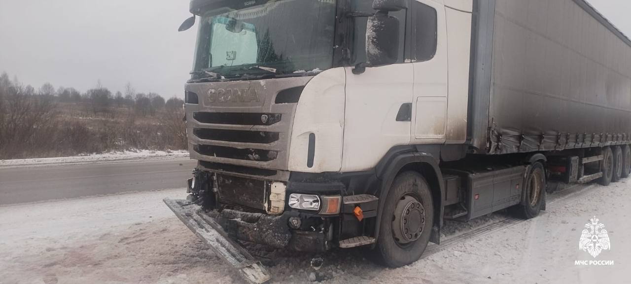 Специалисты 46 ПСЧ ликвидировали последствия ДТП в районе деревни Соколово Рамешковского МО, где произошло столкновение грузового автомобиля и трактора