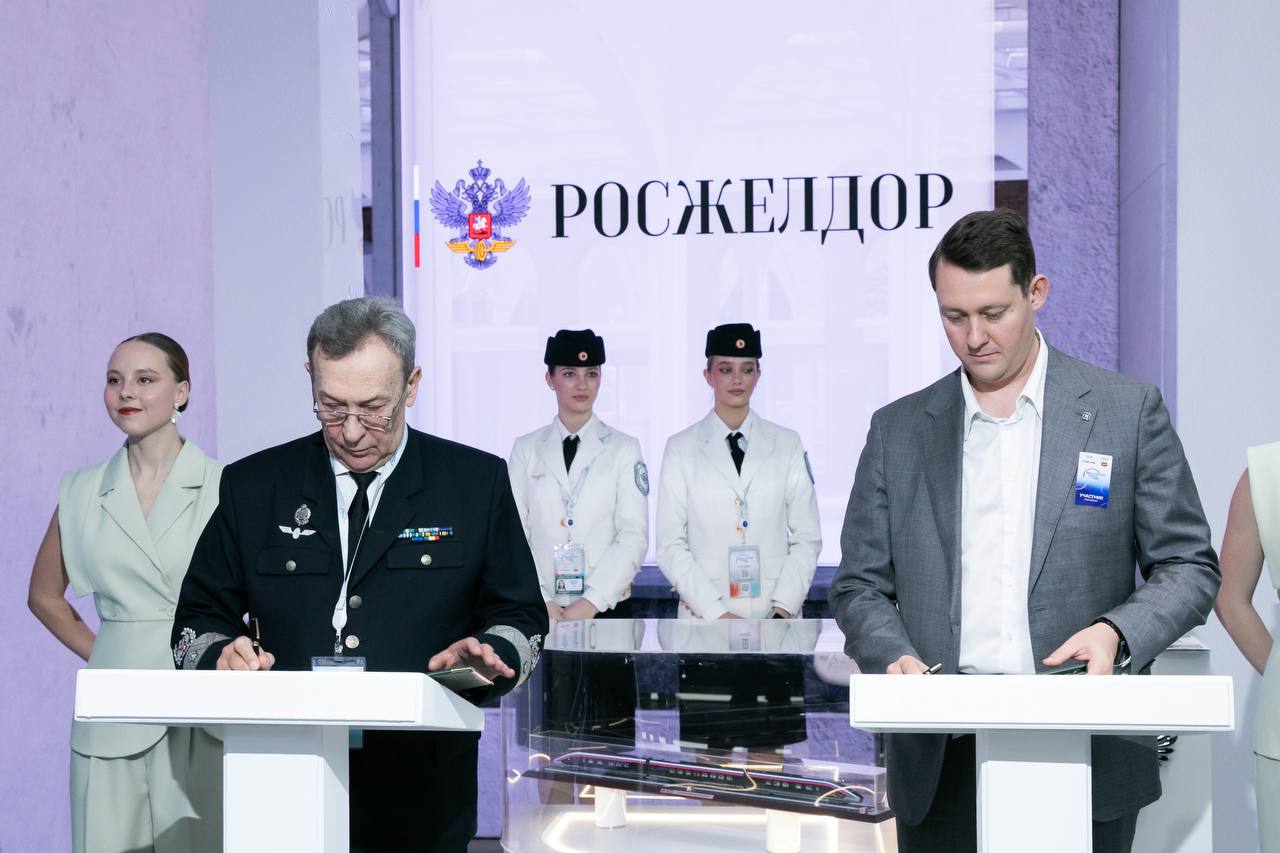 На стенде Росжелдора в рамках форума «Транспорт России» состоялась церемония подписания серии соглашений