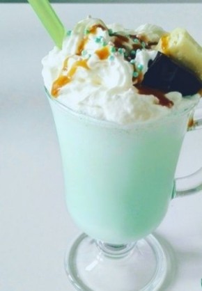 Погружение в лето: освежающий коктейль «Завтрак у Тиффани»