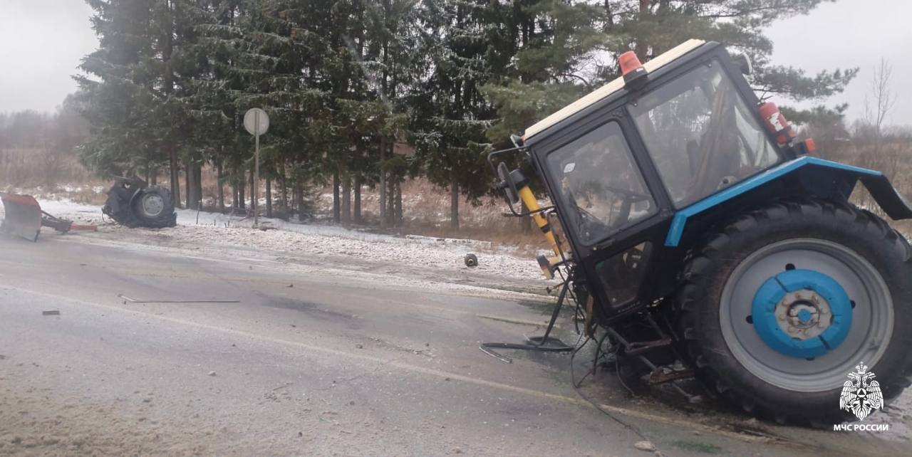 Специалисты 46 ПСЧ ликвидировали последствия ДТП в районе деревни Соколово Рамешковского МО, где произошло столкновение грузового автомобиля и трактора Специалисты 46 ПСЧ ликвидировали последствия ДТП в районе деревни Соколово Рамешковского МО, где произошло столкновение грузового автомобиля и трактора