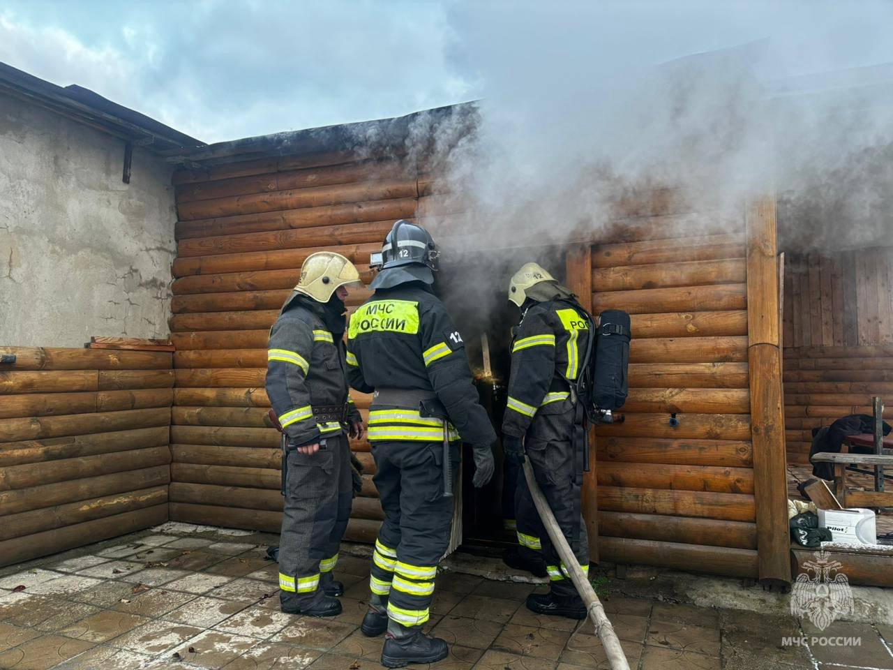 Баня с огоньком. Огнеборцы 12 и 62 ПСЧ ликвидировали пожар на улице Народной в Ржеве Баня с огоньком. Огнеборцы 12 и 62 ПСЧ ликвидировали пожар на улице Народной в Ржеве