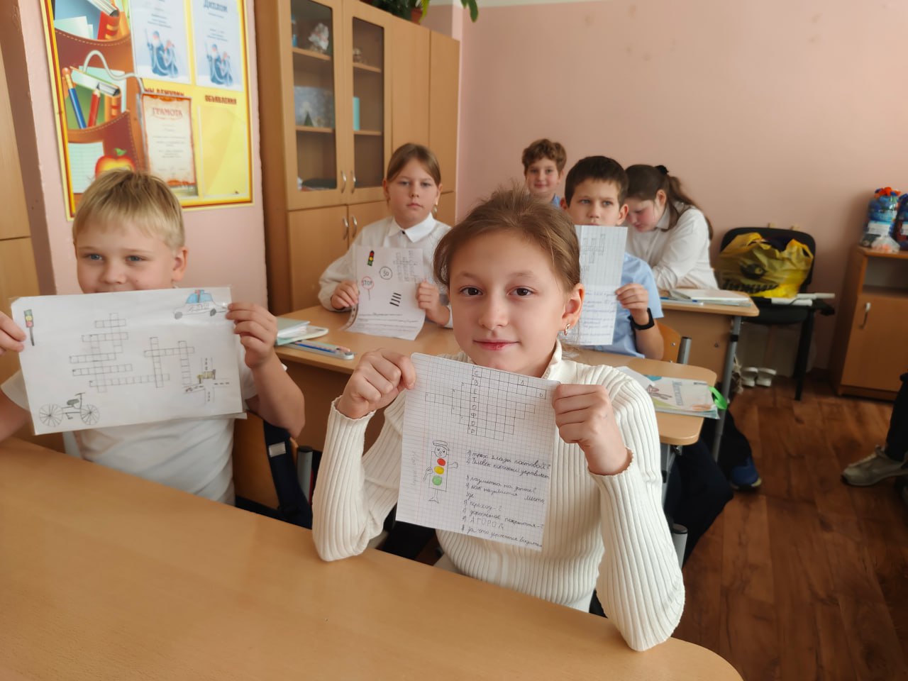 Сотрудники Госавтоинспекции города Твери провели с кадетами класса ОВД СОШ № 34 конкурс кроссвордов по ПДД «ПДД – это просто: Создай и разгадай» Сотрудники Госавтоинспекции города Твери провели с кадетами класса ОВД СОШ № 34 конкурс кроссвордов по ПДД «ПДД – это просто: Создай и разгадай»