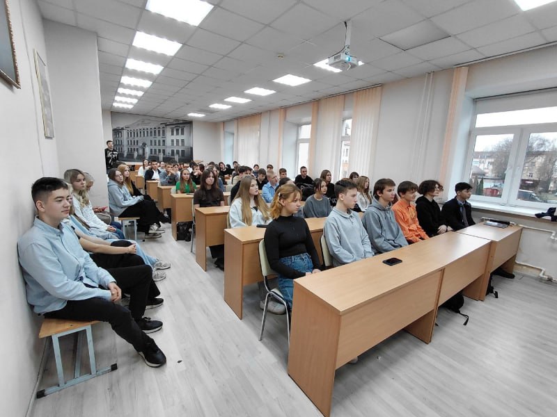 В Твери полицейские провели профилактическую беседу с учениками Академической гимназии им. П. П. Максимовича В Твери полицейские провели профилактическую беседу с учениками Академической гимназии им. П. П. Максимовича