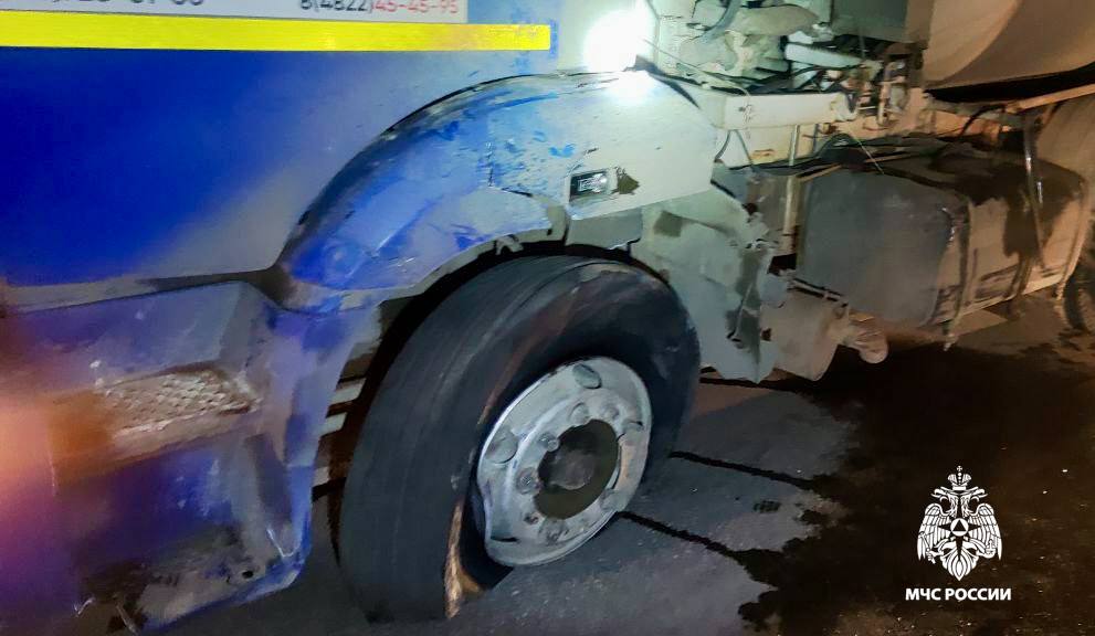 Поздним вечером 18 ноября сотрудники СПСЧ ликвидировали последствия ДТП в районе деревни Савватьево Калининского МО, где произошло столкновение двух легковых и грузового автомобиля Поздним вечером 18 ноября сотрудники СПСЧ ликвидировали последствия ДТП в районе деревни Савватьево Калининского МО, где произошло столкновение двух легковых и грузового автомобиля