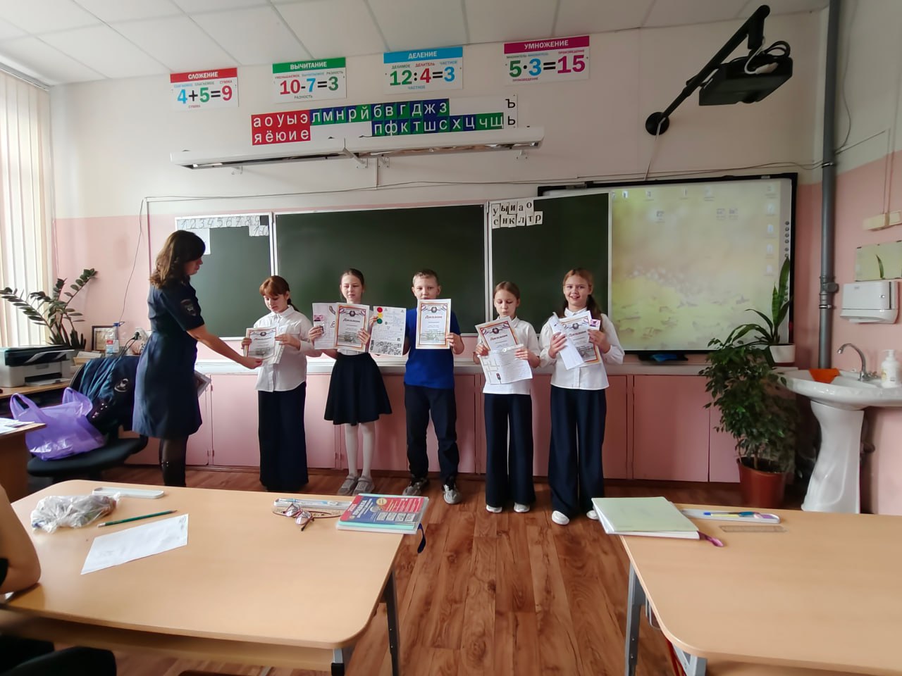 Сотрудники Госавтоинспекции города Твери провели с кадетами класса ОВД СОШ № 34 конкурс кроссвордов по ПДД «ПДД – это просто: Создай и разгадай» Сотрудники Госавтоинспекции города Твери провели с кадетами класса ОВД СОШ № 34 конкурс кроссвордов по ПДД «ПДД – это просто: Создай и разгадай»