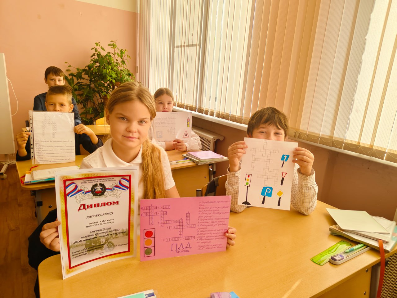 Сотрудники Госавтоинспекции города Твери провели с кадетами класса ОВД СОШ № 34 конкурс кроссвордов по ПДД «ПДД – это просто: Создай и разгадай» Сотрудники Госавтоинспекции города Твери провели с кадетами класса ОВД СОШ № 34 конкурс кроссвордов по ПДД «ПДД – это просто: Создай и разгадай»