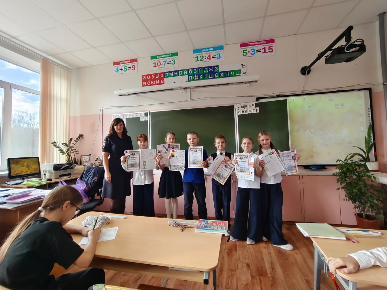 Сотрудники Госавтоинспекции города Твери провели с кадетами класса ОВД СОШ № 34 конкурс кроссвордов по ПДД «ПДД – это просто: Создай и разгадай»