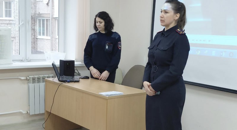 В Твери полицейские провели профилактическую беседу с учениками Академической гимназии им. П. П. Максимовича