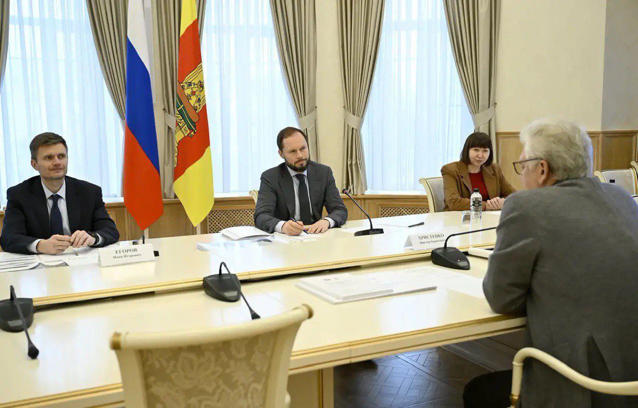 В региональном Правительстве состоялась встреча врио Губернатора Виталия Королева с председателем Совета Фонда возрождения Старицкого Свято-Успенского монастыря Виктором Христенко В региональном Правительстве состоялась встреча врио Губернатора Виталия Королева с председателем Совета Фонда возрождения Старицкого Свято-Успенского монастыря Виктором Христенко