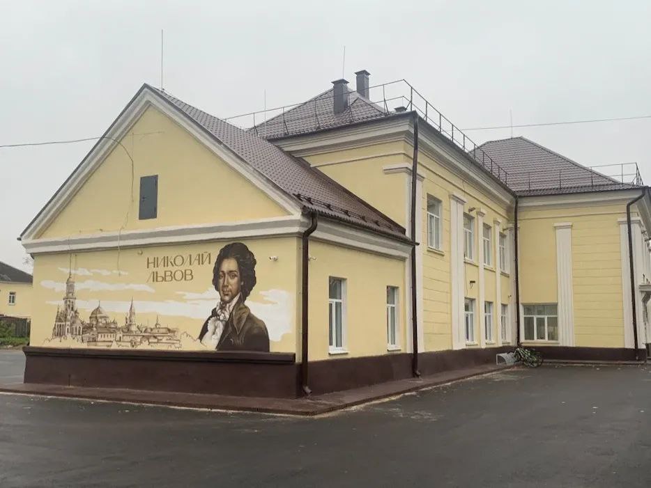 В 2025 году, в год 80-летия Великой Победы, в Тверской области в рамках реализации патриотического проекта «Лица Героев» на фасадах и в рекреациях 26 школ размещены портреты героев военных действий, героев труда, выдающихся... В 2025 году, в год 80-летия Великой Победы, в Тверской области в рамках реализации патриотического проекта «Лица Героев» на фасадах и в рекреациях 26 школ размещены портреты героев военных действий, героев труда, выдающихся...