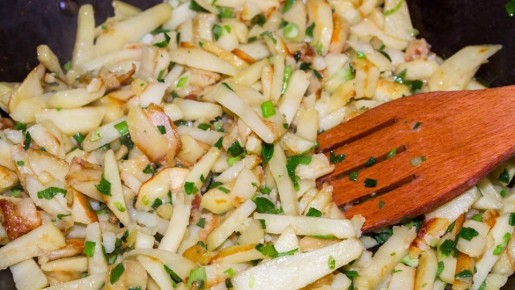 Раскаленное масло больше не будет «стрелять»: жарьте картошку без травм