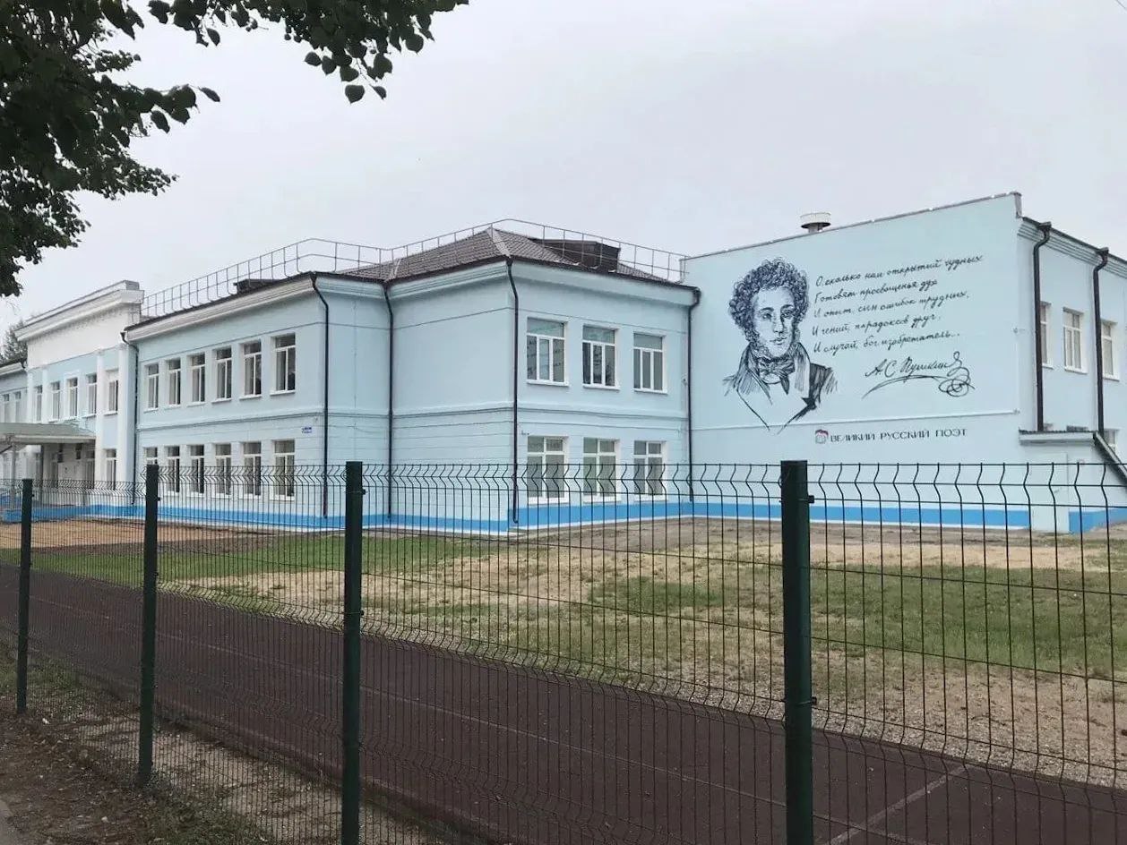 В 2025 году, в год 80-летия Великой Победы, в Тверской области в рамках реализации патриотического проекта «Лица Героев» на фасадах и в рекреациях 26 школ размещены портреты героев военных действий, героев труда, выдающихся... В 2025 году, в год 80-летия Великой Победы, в Тверской области в рамках реализации патриотического проекта «Лица Героев» на фасадах и в рекреациях 26 школ размещены портреты героев военных действий, героев труда, выдающихся...