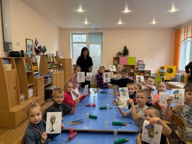 Сотрудники Госавтоинспекции провели мероприятие «Светофор и Автокресло: Раскрась свою безопасность!» для дошколят ДОУ № 145