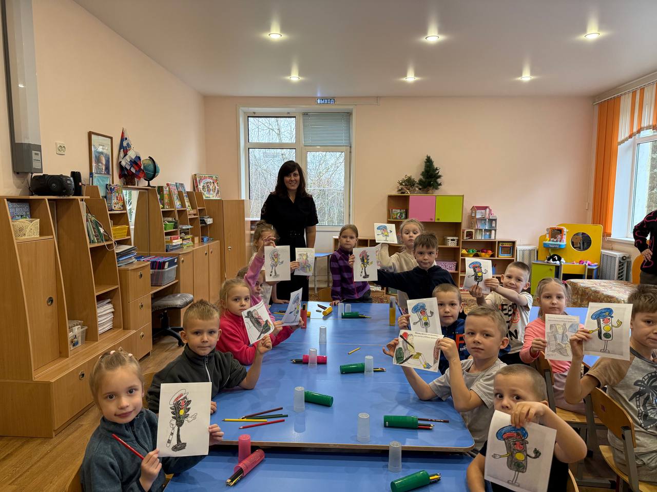 Сотрудники Госавтоинспекции провели мероприятие «Светофор и Автокресло: Раскрась свою безопасность!» для дошколят ДОУ № 145