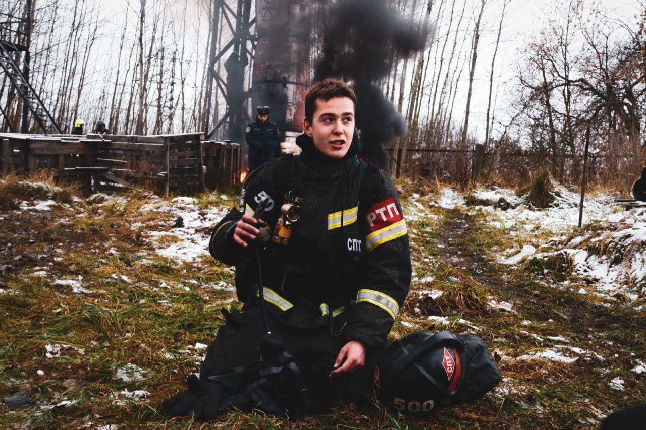 Новоприбывшие сотрудники МЧС и корреспондент ГТРК «Тверь» Олег Мякишков прошли финальный экзамен - психологическую огненную полосу препятствий Новоприбывшие сотрудники МЧС и корреспондент ГТРК «Тверь» Олег Мякишков прошли финальный экзамен - психологическую огненную полосу препятствий