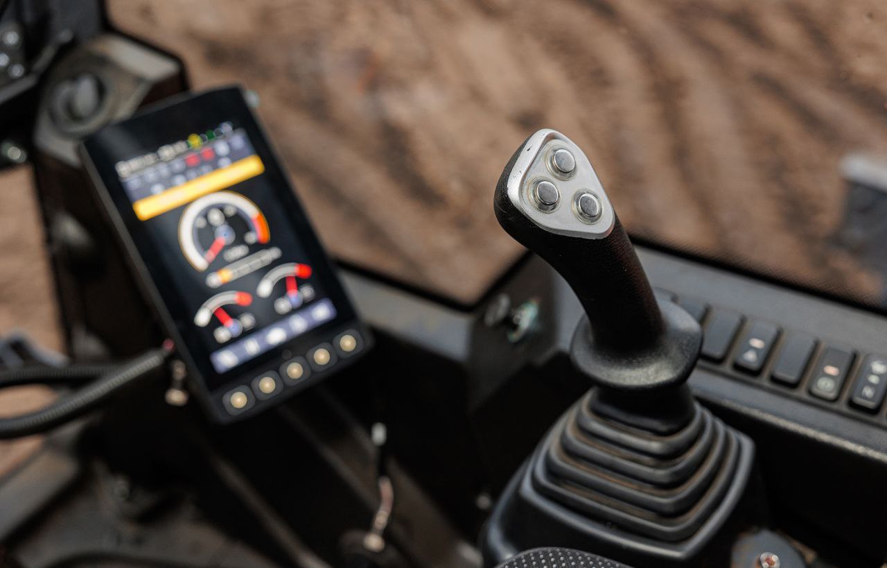 Инженерный центр группы UMG разработал первый отечественный колесный промышленный перегружатель эксплуатационной массой 40,5 тонн Инженерный центр группы UMG разработал первый отечественный колесный промышленный перегружатель эксплуатационной массой 40,5 тонн