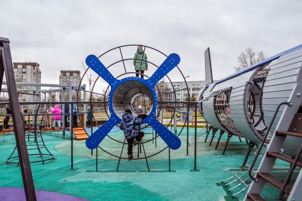 В Твери открыли две новые детские площадки В Твери открыли две новые детские площадки