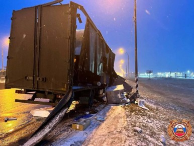 На трассе М-10 под Тверью столкнулись грузовик и автобус: пострадал человек