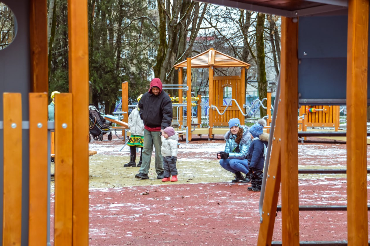 В Твери открыли две новые детские площадки В Твери открыли две новые детские площадки