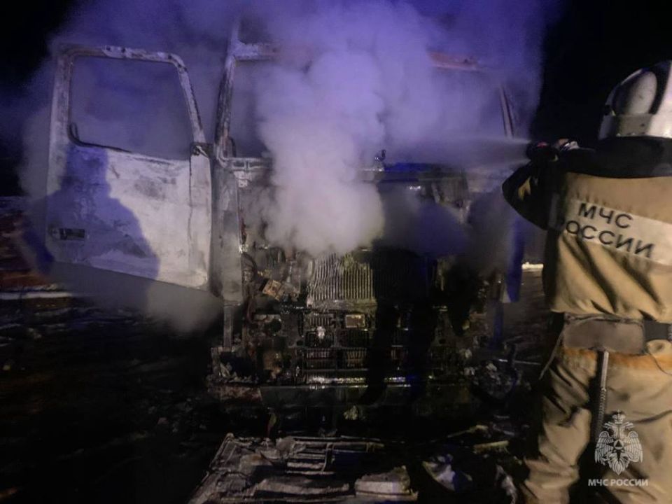 В Тверской области сгорели лесовоз и легковушка