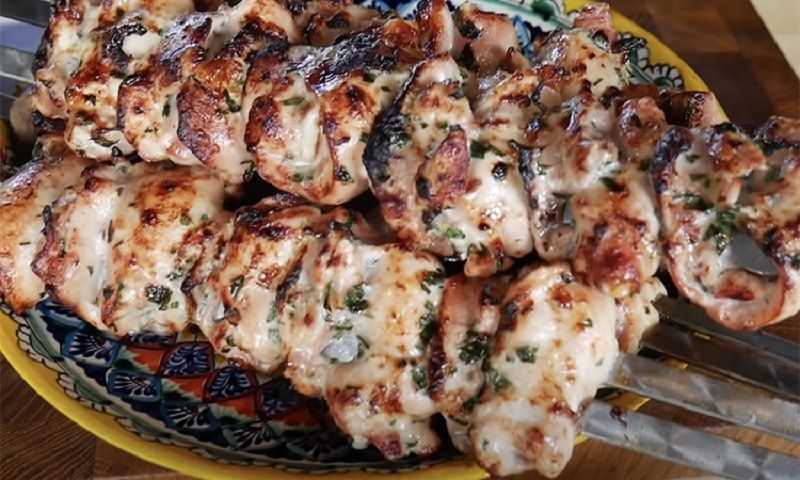 Погрузитесь в мир шашлыка: секреты сочного куриного блюда с беконом и сыром