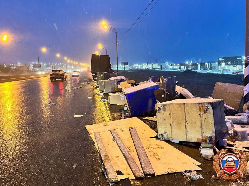 На трассе М-10 под Тверью столкнулись грузовик и автобус: пострадал человек На трассе М-10 под Тверью столкнулись грузовик и автобус: пострадал человек