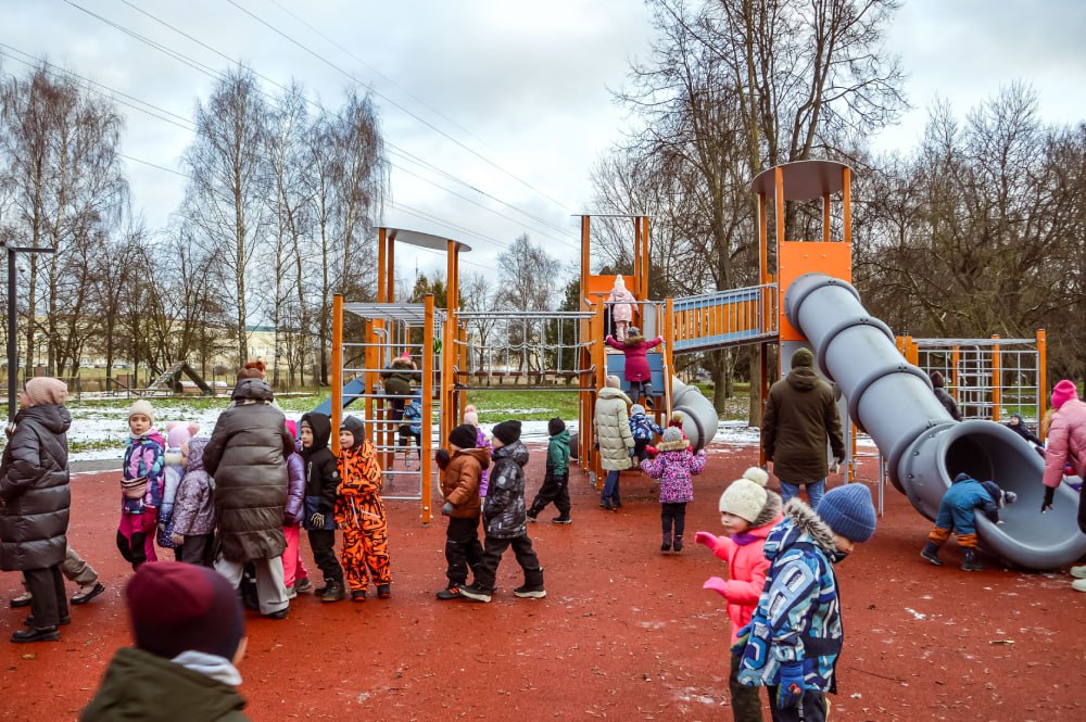 В Твери открыли две новые детские площадки В Твери открыли две новые детские площадки