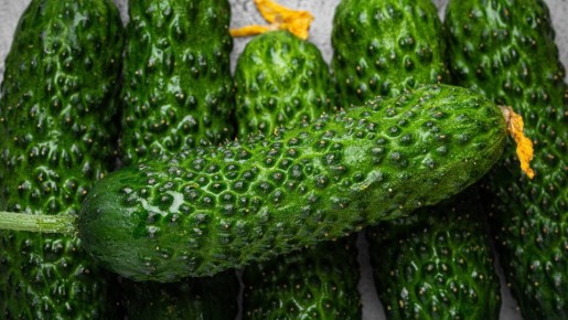 Горькие огурцы спасете за пару минут: сделайте так и сразу отправляйте в салат