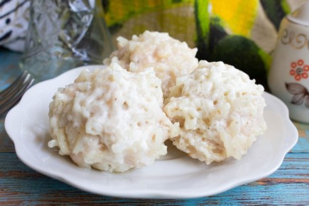 Нежные куриные тефтели в сметанном соусе: быстро, вкусно и полезно