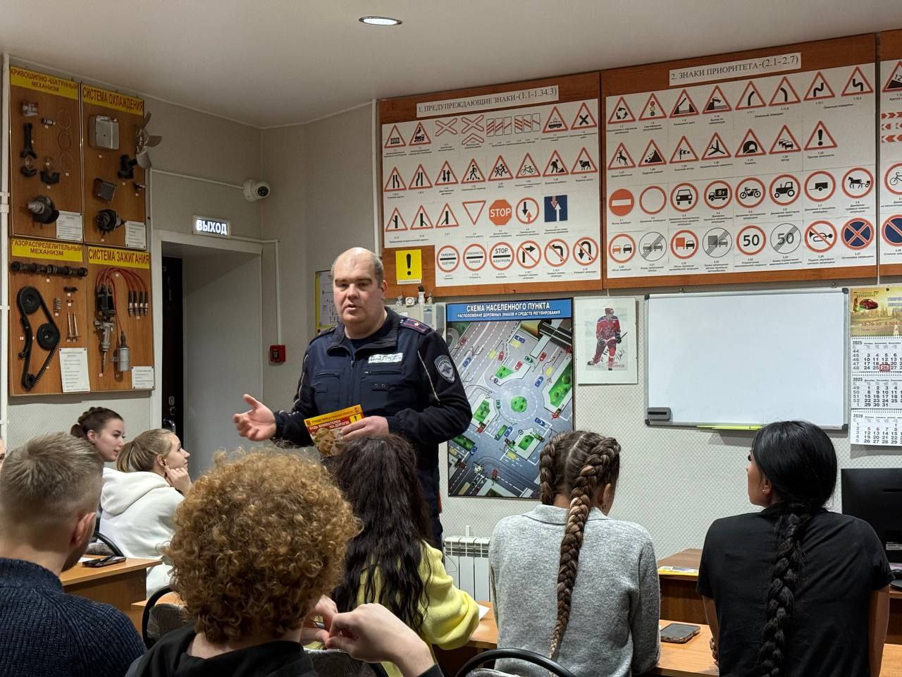 Тверские автоинспекторы провели беседу по Правилам дорожного движения с кандидатами в водители