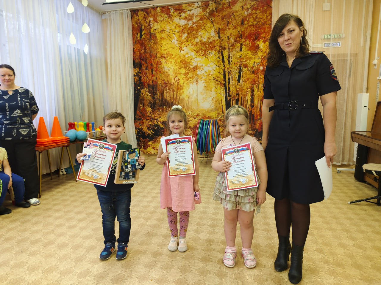 Сотрудники Госавтоинспекции города Твери подвели итоги конкурса «Лучшая открытка сотруднику полиции» и наградили ребят Сотрудники Госавтоинспекции города Твери подвели итоги конкурса «Лучшая открытка сотруднику полиции» и наградили ребят