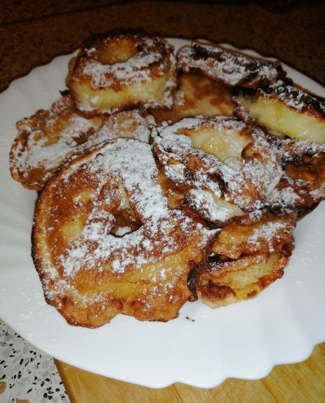 Необычный десерт: яблочные колечки в кляре, которые удивят всех