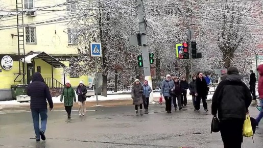 В осенне-зимний период, когда на улице темнеет чуть раньше и видимость на дорогах снижается, очень важно каждому пешеходу сделать себя более заметными на слабоосвещённых улицах и в тёмное время суток