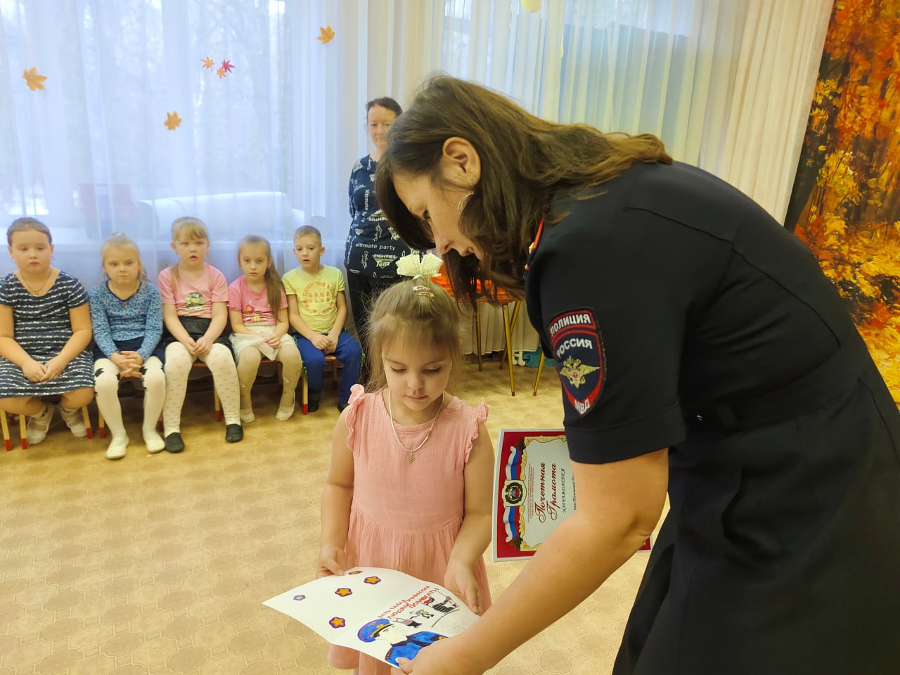 Сотрудники Госавтоинспекции города Твери подвели итоги конкурса «Лучшая открытка сотруднику полиции» и наградили ребят Сотрудники Госавтоинспекции города Твери подвели итоги конкурса «Лучшая открытка сотруднику полиции» и наградили ребят