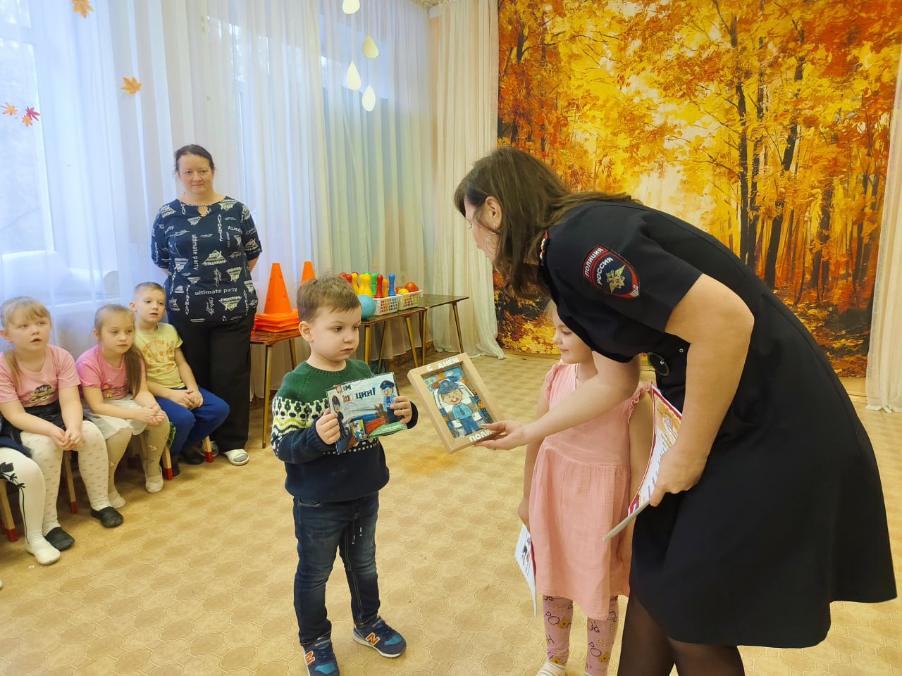 Сотрудники Госавтоинспекции города Твери подвели итоги конкурса «Лучшая открытка сотруднику полиции» и наградили ребят Сотрудники Госавтоинспекции города Твери подвели итоги конкурса «Лучшая открытка сотруднику полиции» и наградили ребят