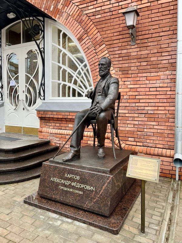 В Твери установлен памятник бывшему градоначальнику Александру Карпову