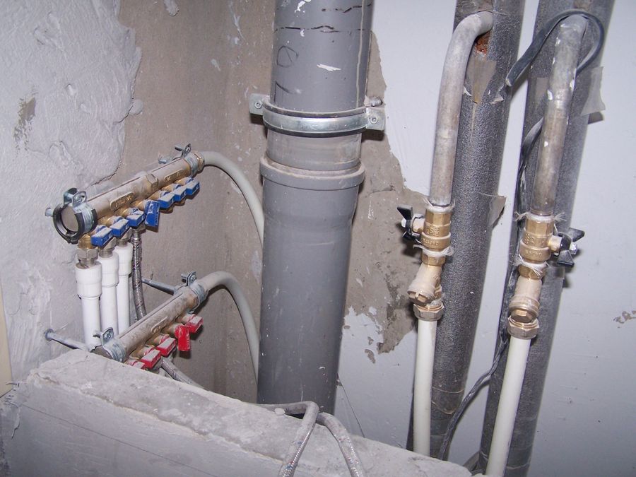 Как без хлопот заменить старые трубы в квартире за счет управляющей компании