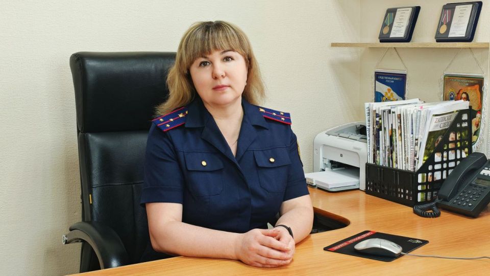 Фотопроект «Мама в погонах» продолжает инспектор отдела материально – технического обеспечения следственного управления капитан юстиции Олеся Назарова