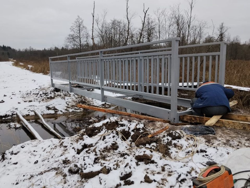 В Тверской области установили новый пешеходный мост