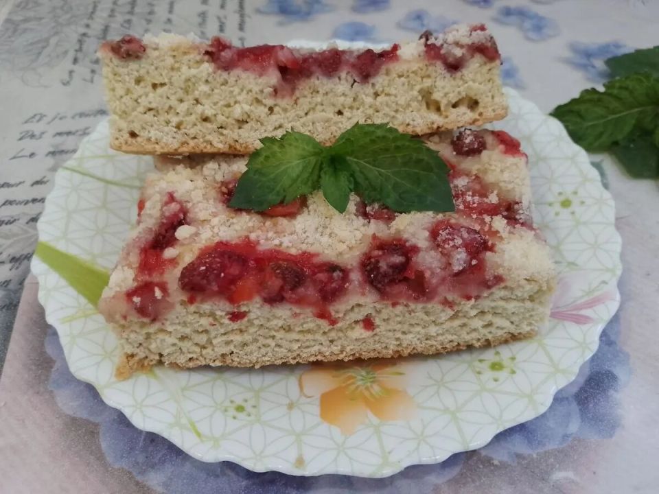 Нежный песочный пирог с клубникой: просто и вкусно