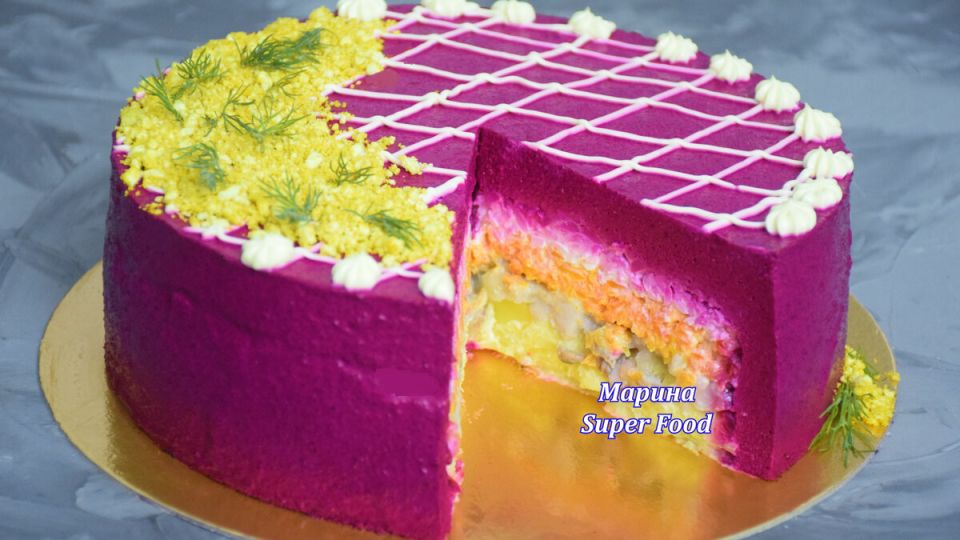 Новый взгляд на классический салат: «Селедка под шубой» в форме закусочного торта