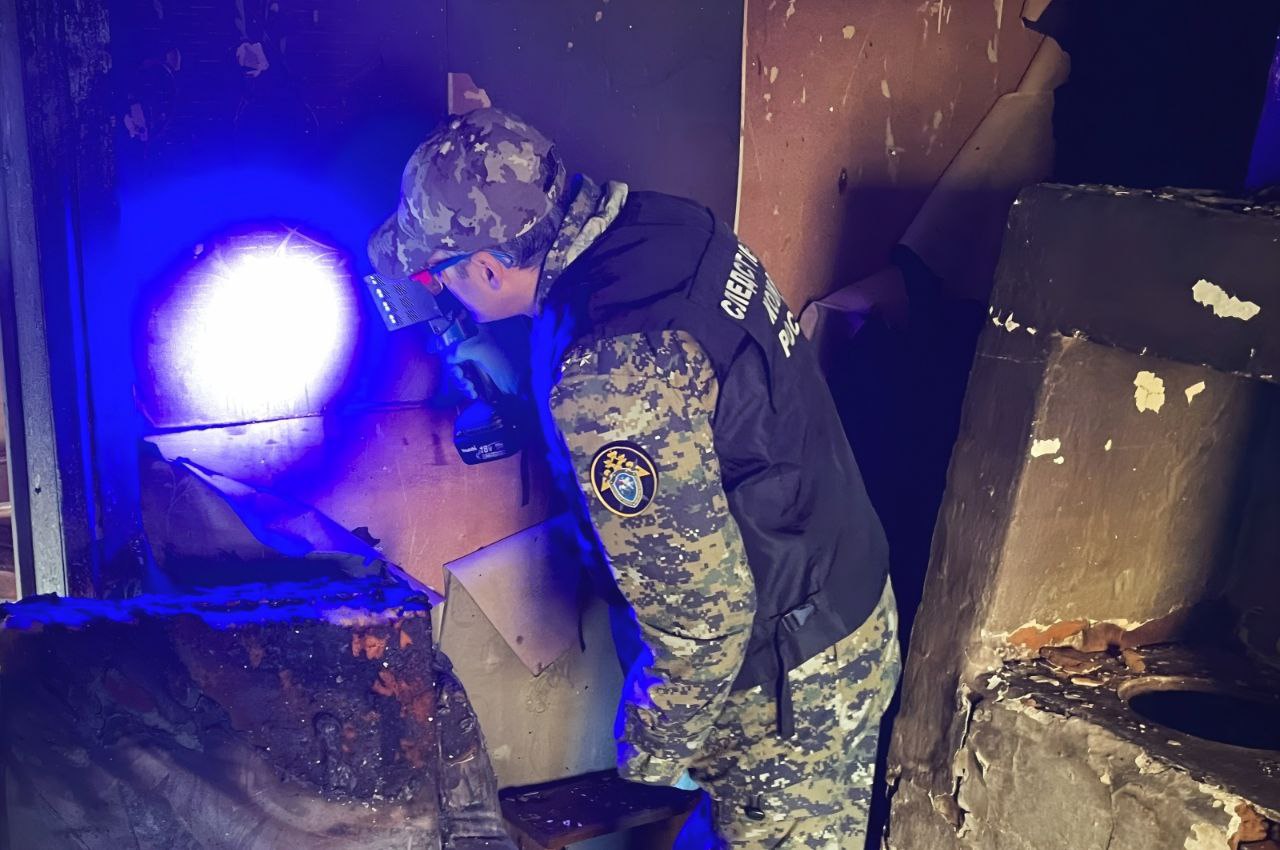 Следователь и криминалист Следственного комитета устанавливают обстоятельства гибели двух человек