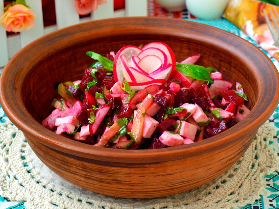 Нежный весенний салат: свекла и редис в идеальном сочетании