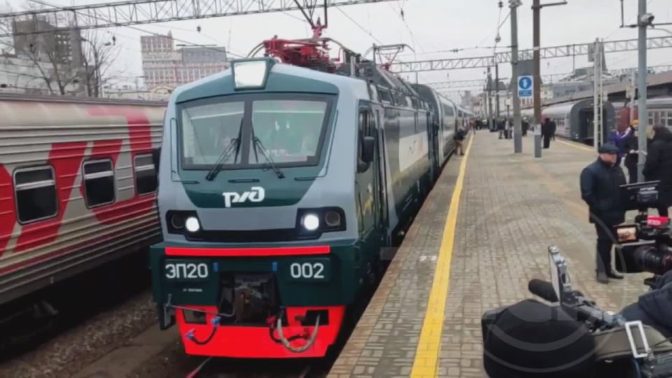 В Твери отправился в первый рейс новый поезд "Буревестник", построенный на ТВЗ