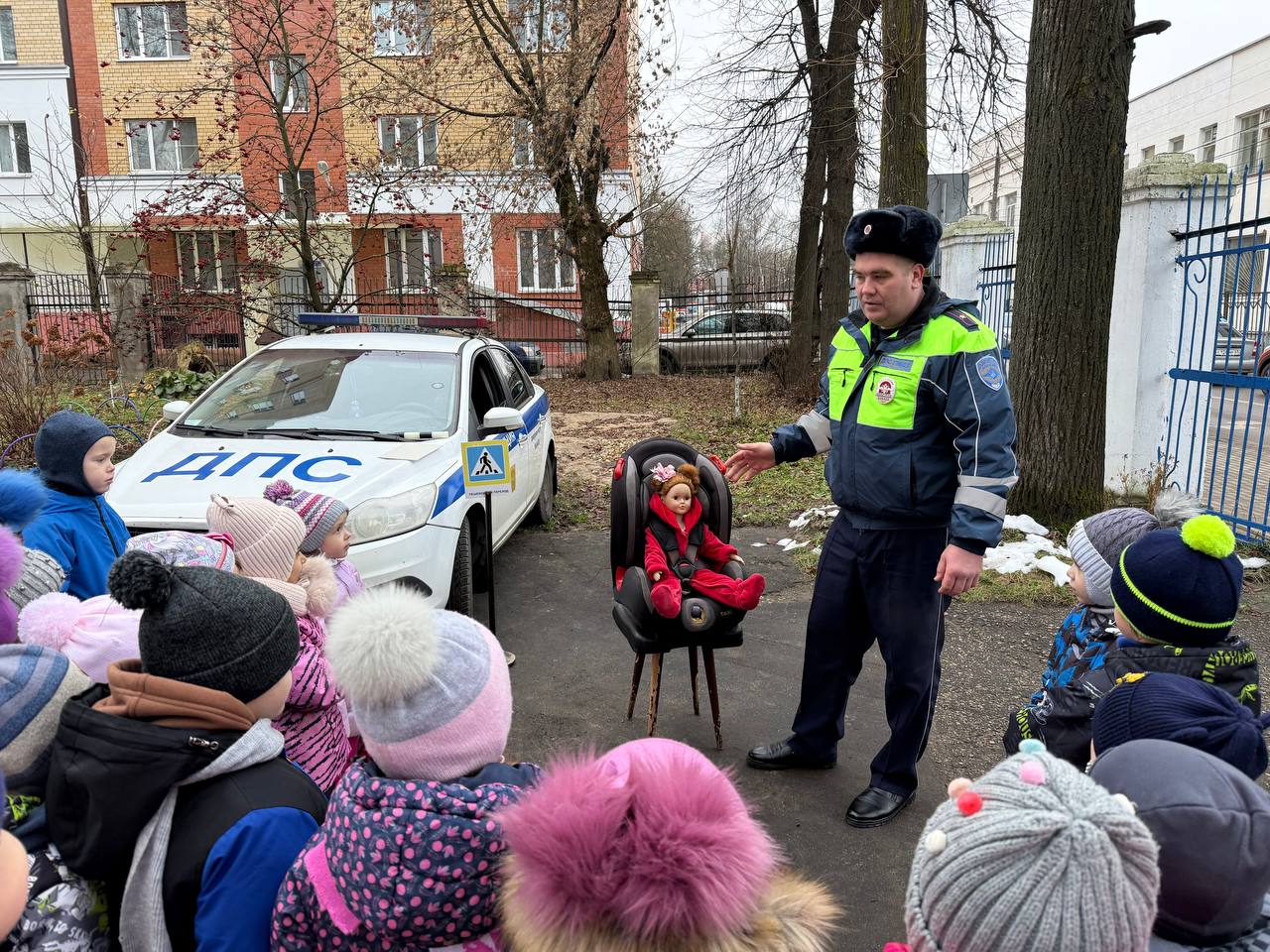 04 декабря сотрудники тверской Госавтоинспекции провели с дошкольниками из ДОУ № 21 занятие «Я соблюдаю ПДД» 04 декабря сотрудники тверской Госавтоинспекции провели с дошкольниками из ДОУ № 21 занятие «Я соблюдаю ПДД»