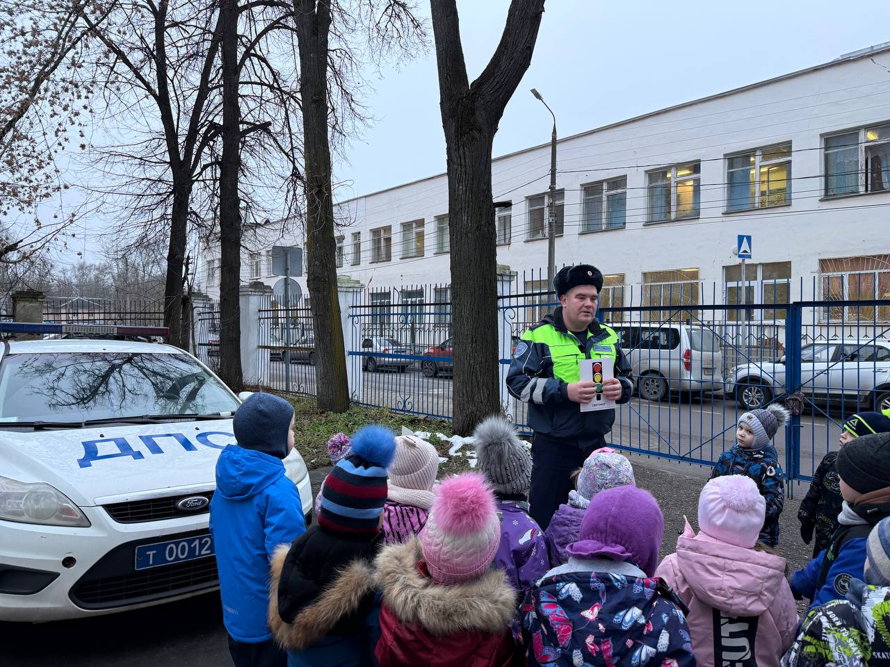 04 декабря сотрудники тверской Госавтоинспекции провели с дошкольниками из ДОУ № 21 занятие «Я соблюдаю ПДД» 04 декабря сотрудники тверской Госавтоинспекции провели с дошкольниками из ДОУ № 21 занятие «Я соблюдаю ПДД»