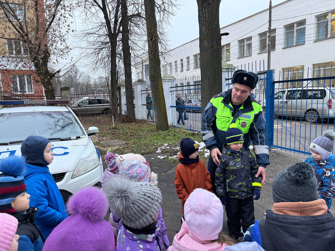 04 декабря сотрудники тверской Госавтоинспекции провели с дошкольниками из ДОУ № 21 занятие «Я соблюдаю ПДД» 04 декабря сотрудники тверской Госавтоинспекции провели с дошкольниками из ДОУ № 21 занятие «Я соблюдаю ПДД»