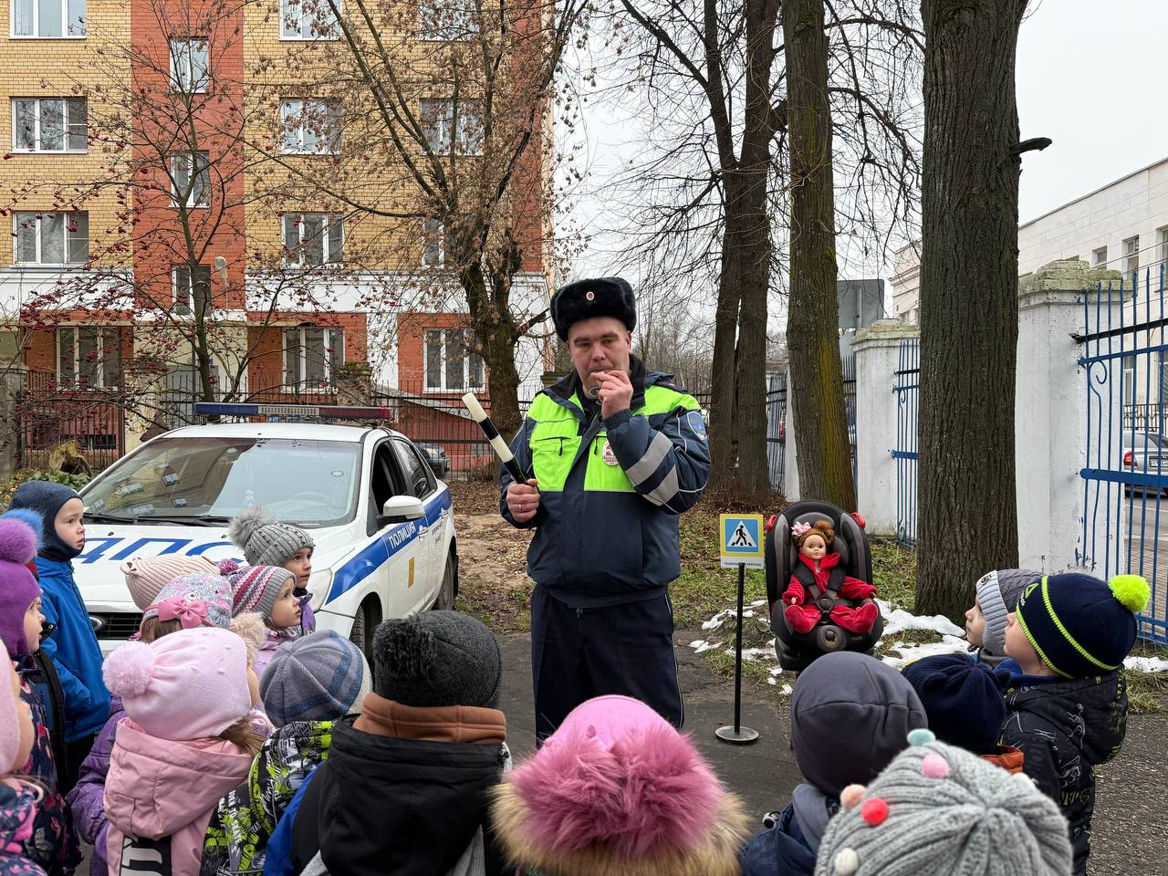 04 декабря сотрудники тверской Госавтоинспекции провели с дошкольниками из ДОУ № 21 занятие «Я соблюдаю ПДД» 04 декабря сотрудники тверской Госавтоинспекции провели с дошкольниками из ДОУ № 21 занятие «Я соблюдаю ПДД»